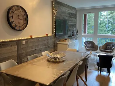 Coin salon dans l'établissement Appartement rénové au calme avec balcon et parking - FR-1-346-307