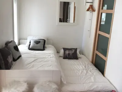 Un ou plusieurs lits dans un hébergement de l'établissement Appartement rénové au calme avec balcon et parking - FR-1-346-307