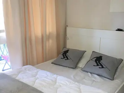 Un ou plusieurs lits dans un hébergement de l'établissement Appartement rénové au calme avec balcon et parking - FR-1-346-307