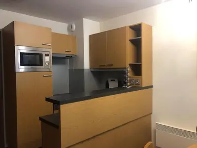Cuisine ou kitchenette dans l'établissement Appartement de standing avec balcon, skis aux pieds - FR-1-346-318