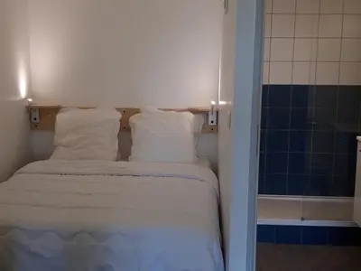 Un ou plusieurs lits dans un hébergement de l'établissement Appartement rénové calme 3 pièces 54m² avec balcon, TV et Wifi - FR-1-346-306