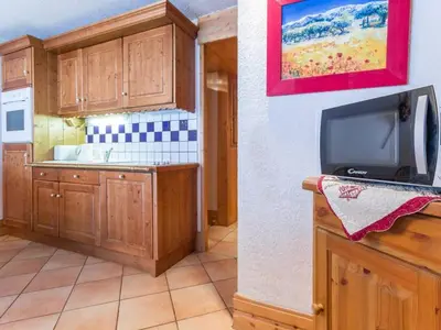 Cuisine ou kitchenette dans l'établissement Appartement calme 6 pers, skis aux pieds, WiFi - FR-1-346-330