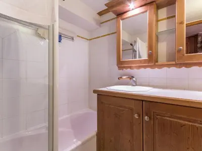 Salle de bains dans l'établissement Appartement 3 pièces avec balcon, skis aux pieds - FR-1-346-348