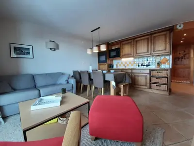 Cuisine ou kitchenette dans l'établissement Appartement 3 pièces calme avec balcon, accès piscine inclus, parking, non fumeur - FR-1-346-336