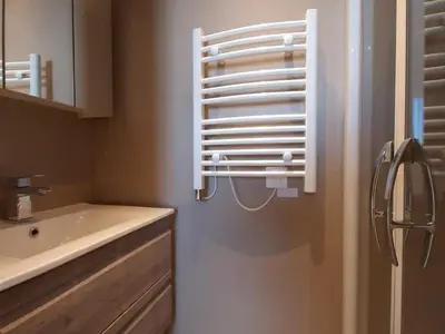 Salle de bains dans l'établissement Appartement 3 pièces calme avec balcon, accès piscine inclus, parking, non fumeur - FR-1-346-336