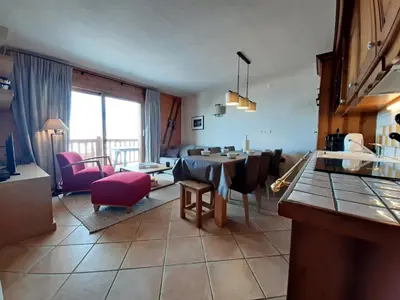 Cuisine ou kitchenette dans l'établissement Appartement 3 pièces calme avec balcon, accès piscine inclus, parking, non fumeur - FR-1-346-336