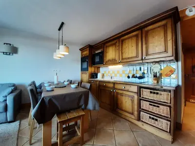 Cuisine ou kitchenette dans l'établissement Appartement 3 pièces calme avec balcon, accès piscine inclus, parking, non fumeur - FR-1-346-336