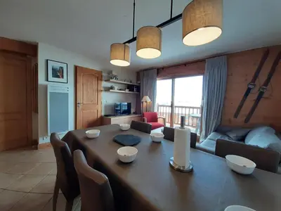 Coin salon dans l'établissement Appartement 3 pièces calme avec balcon, accès piscine inclus, parking, non fumeur - FR-1-346-336