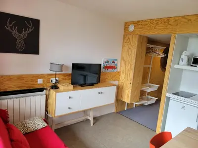 Télévision ou salle de divertissement dans l'établissement Studio rénové 5 pers, balcon, vue Mont Blanc - FR-1-346-376