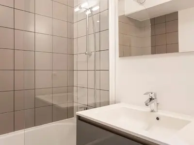 Salle de bains dans l'établissement Studio rénové 5 pers, balcon, vue Mont Blanc - FR-1-346-376