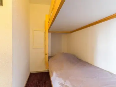 Un ou plusieurs lits dans un hébergement de l'établissement Confortable duplex, ski aux pieds, balcon sud-ouest - FR-1-346-380