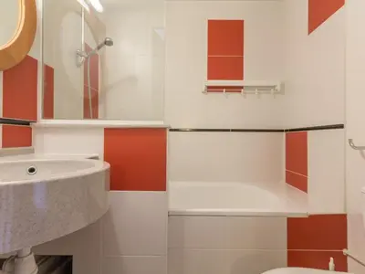 Salle de bains dans l'établissement Confortable duplex, ski aux pieds, balcon sud-ouest - FR-1-346-380
