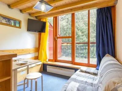 Coin salon dans l'établissement Duplex confortable proche des pistes avec balcon - FR-1-346-401