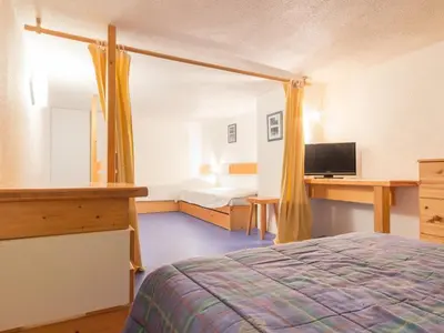 Un ou plusieurs lits dans un hébergement de l'établissement Duplex confortable proche des pistes avec balcon - FR-1-346-401