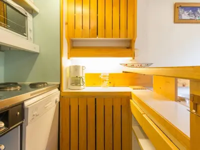 Cuisine ou kitchenette dans l'établissement Duplex confortable proche des pistes avec balcon - FR-1-346-401