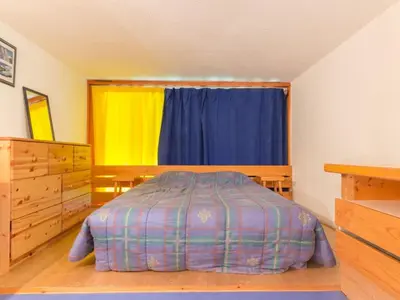 Un ou plusieurs lits dans un hébergement de l'établissement Duplex confortable proche des pistes avec balcon - FR-1-346-401