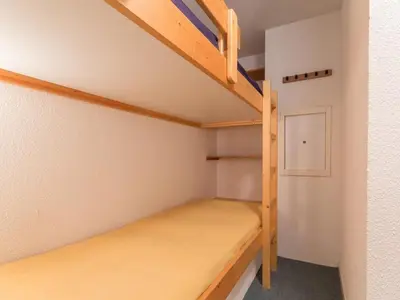 Un ou plusieurs lits dans un hébergement de l'établissement Duplex ski aux pieds avec balcon, 6 pers. - FR-1-346-405
