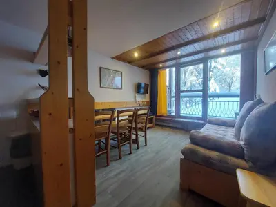 Télévision ou salle de divertissement dans l'établissement Duplex ski aux pieds avec balcon, 6 pers. - FR-1-346-405