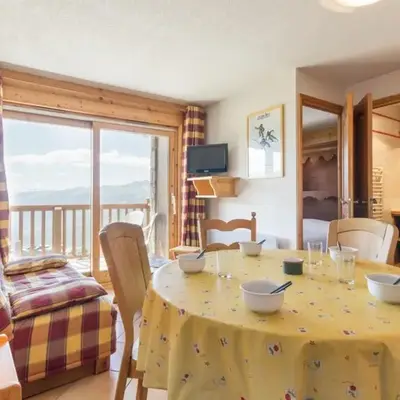 Appartement lumineux au calme avec balcon et accès skis aux pieds - FR-1-346-397