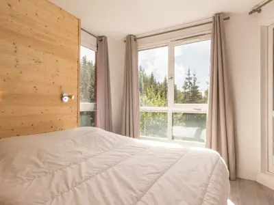Un ou plusieurs lits dans un hébergement de l'établissement Appartement spacieux 4 pièces au centre station avec balcon pour 8 personnes - FR-1-346-400