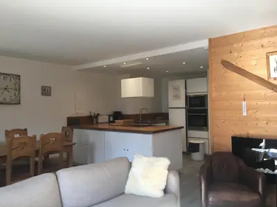 Cuisine ou kitchenette dans l'établissement Appartement spacieux 4 pièces au centre station avec balcon pour 8 personnes - FR-1-346-400