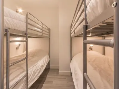 Un ou plusieurs lits dans un hébergement de l'établissement Appartement spacieux 4 pièces au centre station avec balcon pour 8 personnes - FR-1-346-400