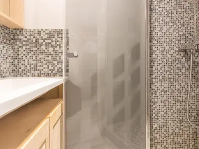 Salle de bains dans l'établissement Appartement spacieux 4 pièces au centre station avec balcon pour 8 personnes - FR-1-346-400