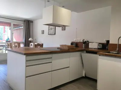 Cuisine ou kitchenette dans l'établissement Appartement spacieux 4 pièces au centre station avec balcon pour 8 personnes - FR-1-346-400