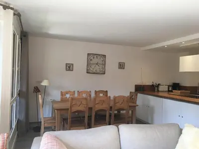 Cuisine ou kitchenette dans l'établissement Appartement spacieux 4 pièces au centre station avec balcon pour 8 personnes - FR-1-346-400