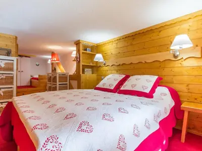 Un ou plusieurs lits dans un hébergement de l'établissement Duplex confortable, proche des pistes, balcon sud - FR-1-346-412
