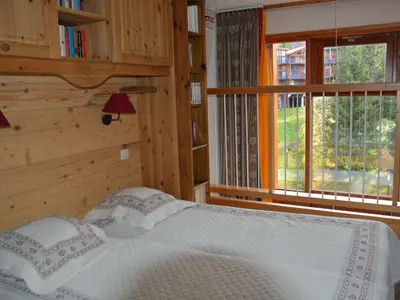 Un ou plusieurs lits dans un hébergement de l'établissement Duplex confortable ski aux pieds avec balcon - FR-1-346-411