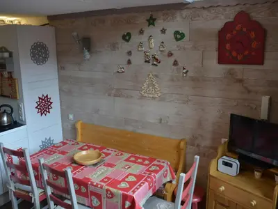 Télévision ou salle de divertissement dans l'établissement Duplex confortable ski aux pieds avec balcon - FR-1-346-411
