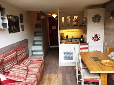 Cuisine ou kitchenette dans l'établissement Duplex confortable ski aux pieds avec balcon - FR-1-346-411