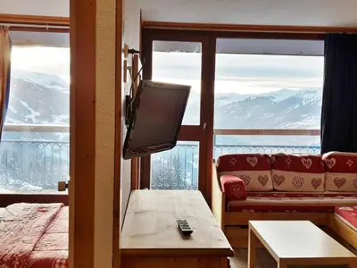 Télévision ou salle de divertissement dans l'établissement Appartement cosy avec balcon et wifi gratuit au cœur des Arcs 1800 - FR-1-346-416