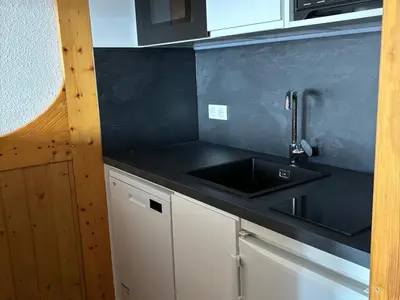Cuisine ou kitchenette dans l'établissement Appartement cosy avec balcon et wifi gratuit au cœur des Arcs 1800 - FR-1-346-416