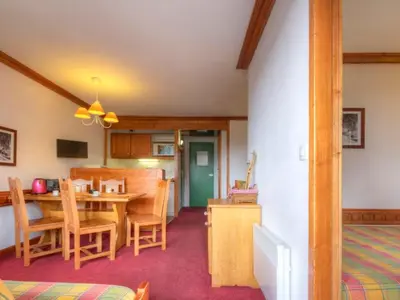 Télévision ou salle de divertissement dans l'établissement Appartement calme avec balcon et Wi-Fi inclus - FR-1-346-418