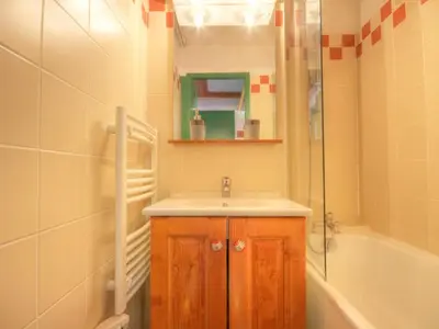 Salle de bains dans l'établissement Appartement calme avec balcon et Wi-Fi inclus - FR-1-346-418
