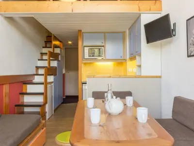 Cuisine ou kitchenette dans l'établissement Duplex rénové proche pistes avec balcon - FR-1-346-424