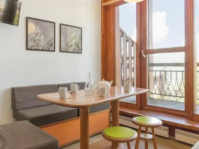 Coin salon dans l'établissement Duplex rénové proche pistes avec balcon - FR-1-346-424