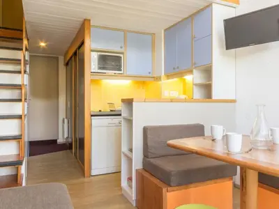 Cuisine ou kitchenette dans l'établissement Duplex rénové proche pistes avec balcon - FR-1-346-424
