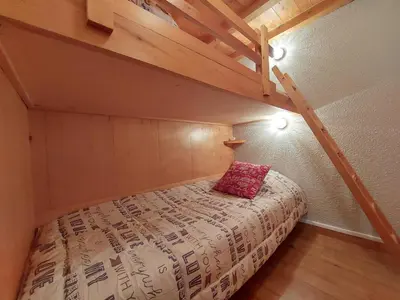 Un ou plusieurs lits dans un hébergement de l'établissement Studio en station avec balcon et WIFI gratuit - FR-1-346-434