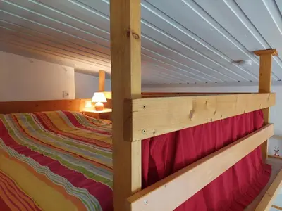 Un ou plusieurs lits dans un hébergement de l'établissement Studio en station avec balcon et WIFI gratuit - FR-1-346-434