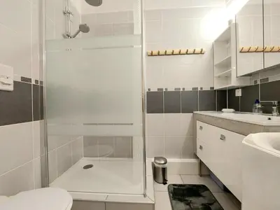 Salle de bains dans l'établissement Studio en station avec balcon et WIFI gratuit - FR-1-346-434