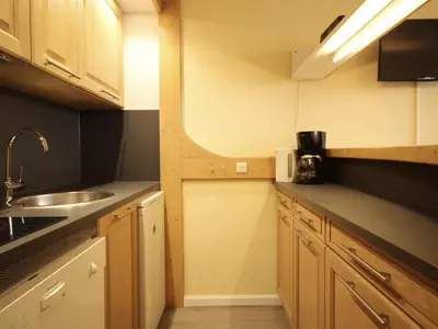 Cuisine ou kitchenette dans l'établissement Appartement confortable ski aux pieds avec balcon - FR-1-346-419