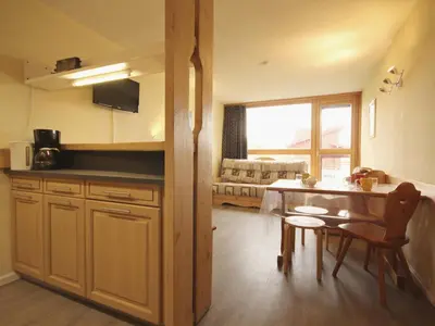 Cuisine ou kitchenette dans l'établissement Appartement confortable ski aux pieds avec balcon - FR-1-346-419