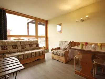 Coin salon dans l'établissement Appartement confortable ski aux pieds avec balcon - FR-1-346-419