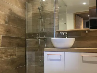Salle de bains dans l'établissement Appartement confortable ski aux pieds avec balcon - FR-1-346-419