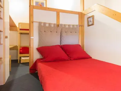 Un ou plusieurs lits dans un hébergement de l'établissement Studio mezzanine pour 6 pers. proche pistes avec balcon et Wifi - FR-1-346-413