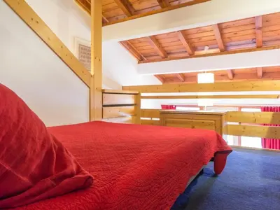 Un ou plusieurs lits dans un hébergement de l'établissement Studio mezzanine pour 6 pers. proche pistes avec balcon et Wifi - FR-1-346-413