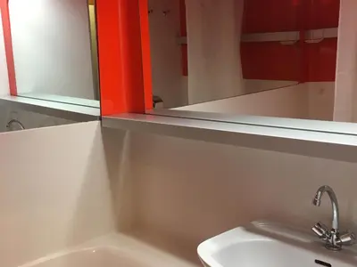 Salle de bains dans l'établissement Appartement duplex calme 5 pers. proche pistes avec balcon - FR-1-346-430